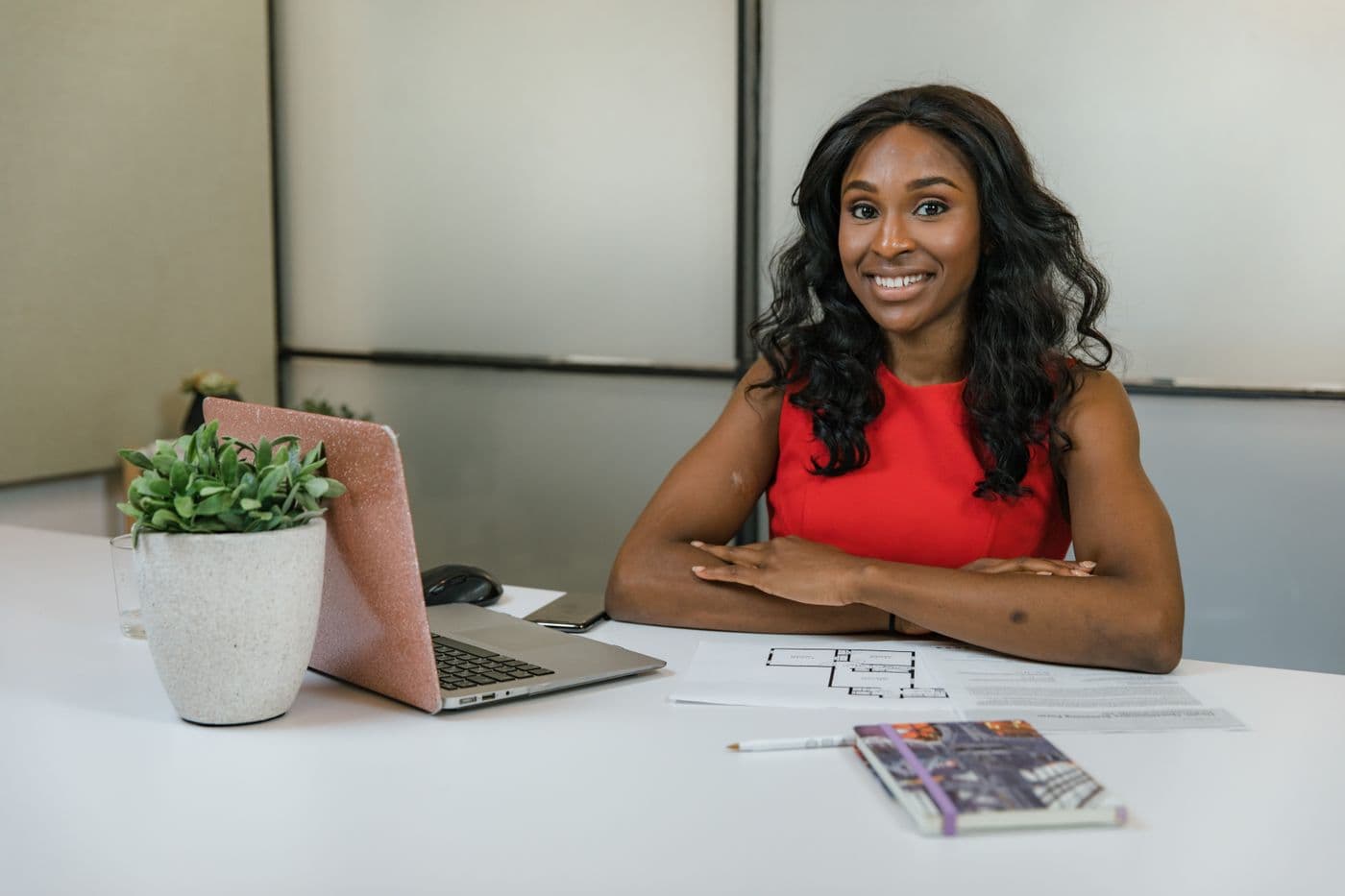 An analyst at her desk